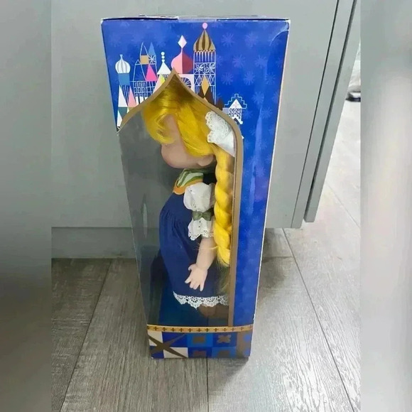Disney Animators Collection Small World HOLLAND Doll NEW RARE - Picture 3 of 5